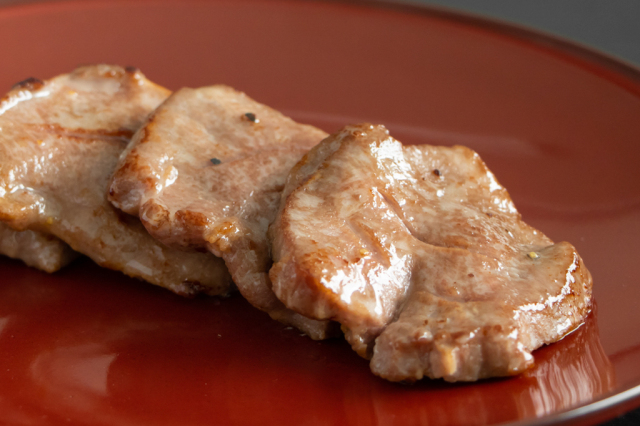 仔牛の牛タン丸ごと一本塩麹熟成